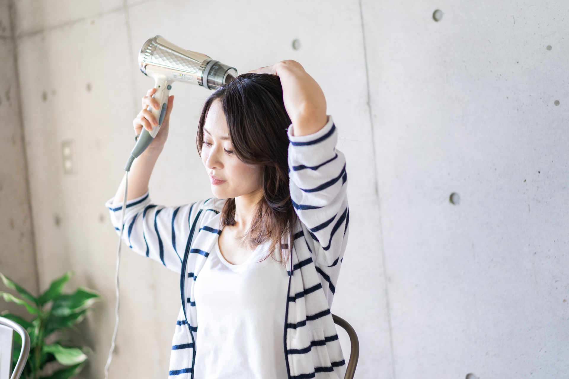 ヘナで白髪染めした後は自然乾燥？それともドライヤー？おすすめの乾かし方を解説