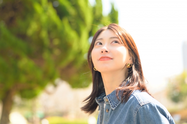 ヘナで白髪染めをした髪は、屋内と外で色が違って見えるのはなぜ？光と髪色のお話