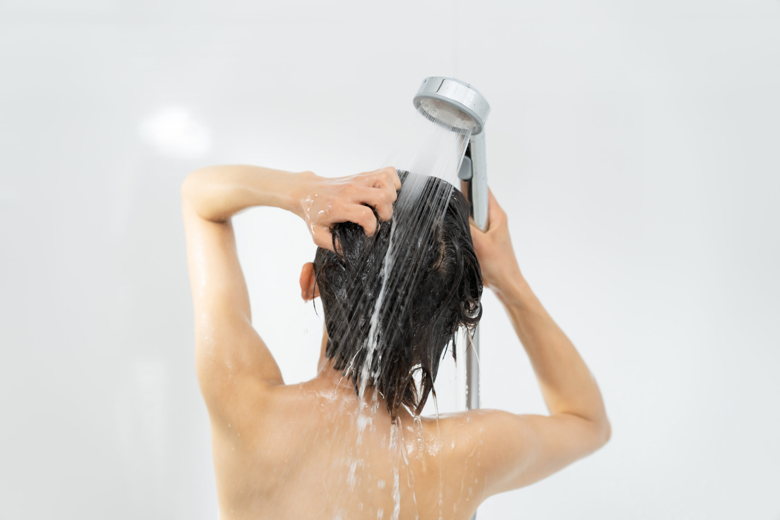 ヘナ白髪染めの後、髪を洗うと色がついた水分出るのはなぜですか？